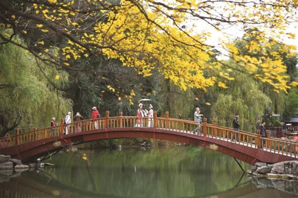 博泰配资 古装游玩 打卡山庄秋色